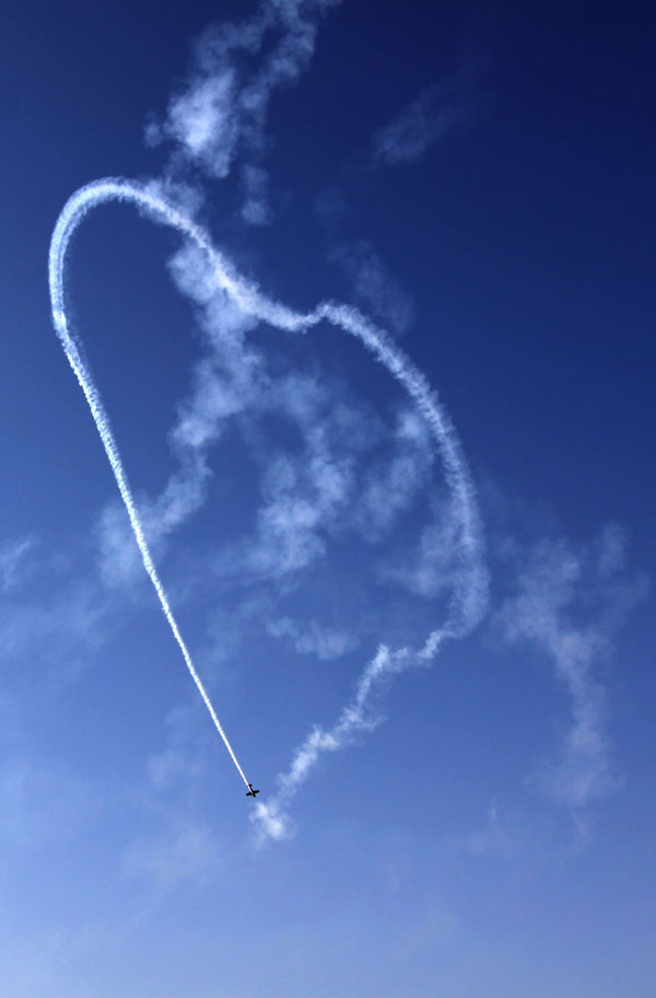 mark jefferies middle east aerobatic display - Photo/Hasan Jamali